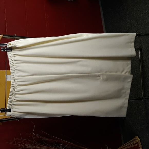 Halmode Plus Cream Suit - Picture 6 of 7